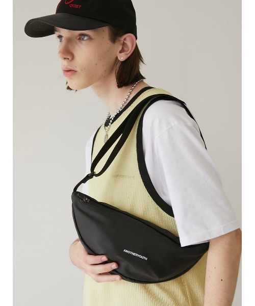 ANOTHERYOUTH（アナザーユース）の「【ANOTHER YOUTH】logo sling bag（ボディバッグ/ウエストポーチ・メンズ・ブラック・ONE SIZE）」の5枚目の写真
