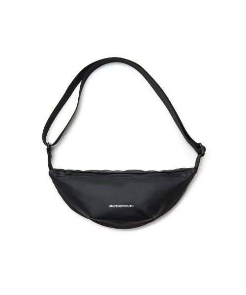 ANOTHERYOUTH（アナザーユース）の「【ANOTHER YOUTH】logo sling bag（ボディバッグ/ウエストポーチ・メンズ・ブラック・ONE SIZE）」の6枚目の写真