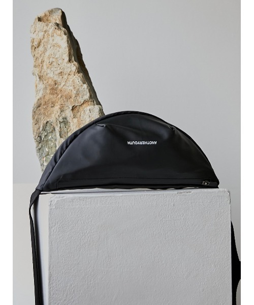 ANOTHERYOUTH（アナザーユース）の「【ANOTHER YOUTH】logo sling bag（ボディバッグ/ウエストポーチ・メンズ・ブラック・ONE SIZE）」の7枚目の写真
