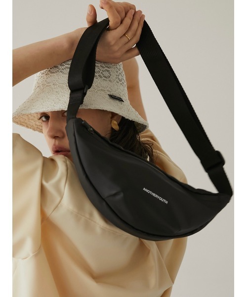 ANOTHERYOUTH（アナザーユース）の「【ANOTHER YOUTH】logo sling bag（ボディバッグ/ウエストポーチ・メンズ・ブラック・ONE SIZE）」の8枚目の写真