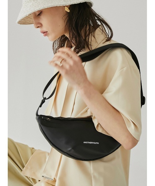 ANOTHERYOUTH（アナザーユース）の「【ANOTHER YOUTH】logo sling bag（ボディバッグ/ウエストポーチ・メンズ・ブラック・ONE SIZE）」の10枚目の写真