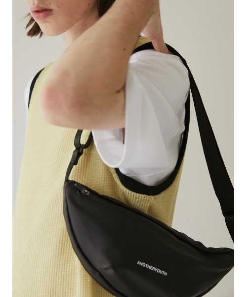 ANOTHERYOUTH（アナザーユース）の「【ANOTHER YOUTH】logo sling bag（ボディバッグ/ウエストポーチ・メンズ・ブラック・ONE SIZE）」の2枚目の写真