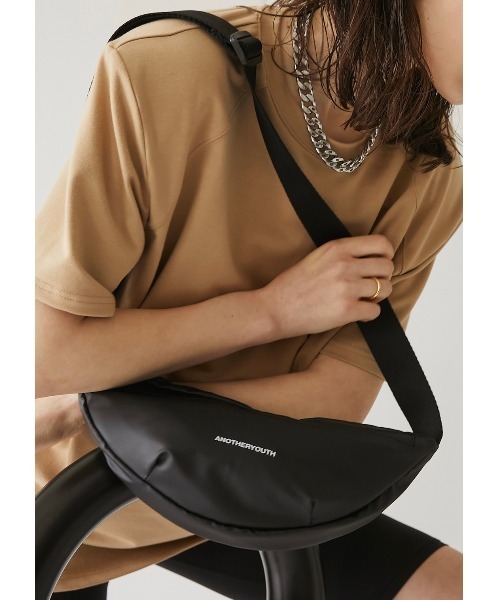ANOTHERYOUTH（アナザーユース）の「【ANOTHER YOUTH】logo sling bag（ボディバッグ/ウエストポーチ・メンズ・ブラック・ONE SIZE）」の9枚目の写真