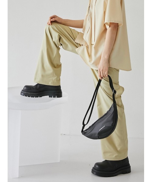 ANOTHERYOUTH（アナザーユース）の「【ANOTHER YOUTH】logo sling bag（ボディバッグ/ウエストポーチ・メンズ・ブラック・ONE SIZE）」の3枚目の写真