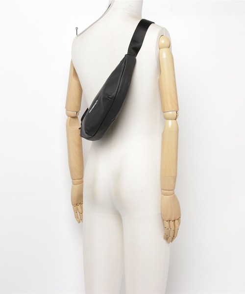ANOTHERYOUTH（アナザーユース）の「【ANOTHER YOUTH】logo sling bag（ボディバッグ/ウエストポーチ・メンズ・ブラック・ONE SIZE）」の11枚目の写真