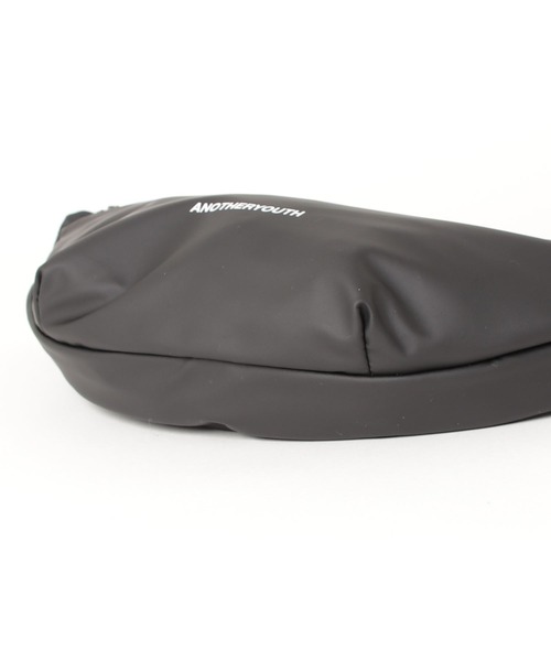 ANOTHERYOUTH（アナザーユース）の「【ANOTHER YOUTH】logo sling bag（ボディバッグ/ウエストポーチ・メンズ・ブラック・ONE SIZE）」の12枚目の写真