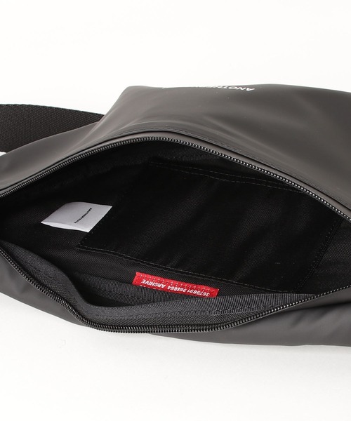 ANOTHERYOUTH（アナザーユース）の「【ANOTHER YOUTH】logo sling bag（ボディバッグ/ウエストポーチ・メンズ・ブラック・ONE SIZE）」の13枚目の写真