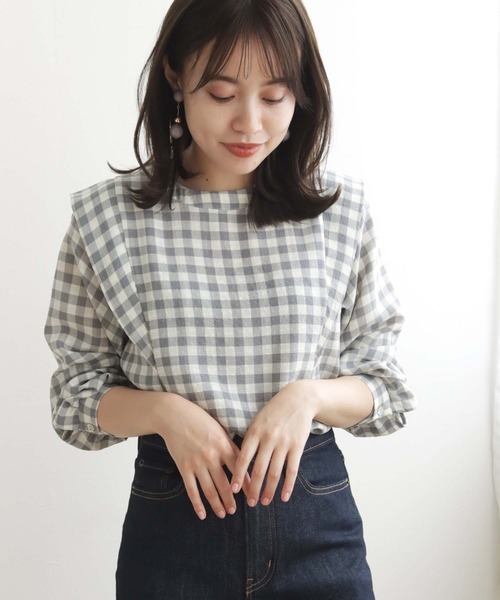 cheriella(シェリエラ)の「【TwentyThree】ギンガムパワショルブラウス(シャツ/ブラウス・レディース・ブラック×ホワイト/グレー×ホワイト・FREE)」の2枚目の写真