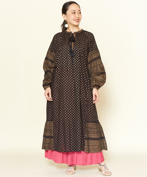 チャイハネ（チャイハネ）の「【チャイハネ】箔プリント変形ワンピース（ワンピース・レディース・イエロー/パープル/ピンク/ブルー/ブラック/ホワイト/カーキ/オフホワイト/レッド・FREE）」の4枚目の写真