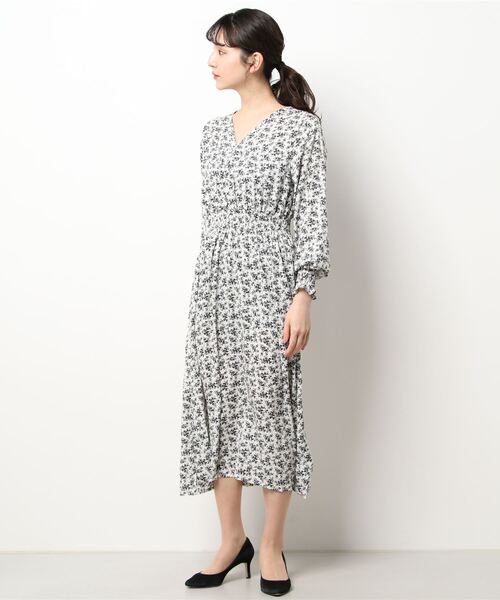 ECRIRE(エクリール)の「ワイドネックウエストギャザーフラワープリントワンピース(ワンピース・レディース・オフホワイト/グレー/ブルー・M)」の8枚目の写真
