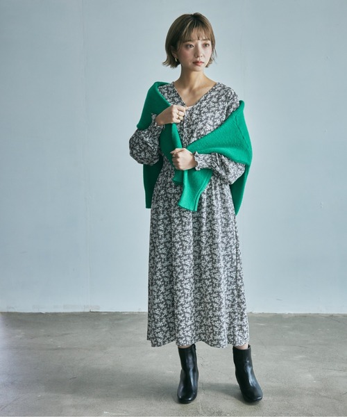 ECRIRE(エクリール)の「ワイドネックウエストギャザーフラワープリントワンピース(ワンピース・レディース・オフホワイト/グレー/ブルー・M)」の11枚目の写真