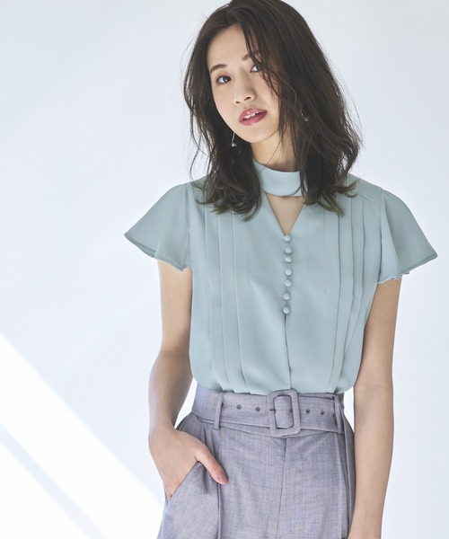 RUIRUE BOUTIQUE（ルイルエブティック）の「洗える ｜ チョーカーネックフリルスリーブブラウス ｜ 半袖  チョーカーネック トップス 体型カバー フリル袖 オフィスカジュアル 通勤服 華やか ブラウス（シャツ/ブラウス・レディース・ホワイト/ブルー/ライトグリーン/ライトベージュ・LL/S/M/L）」の15枚目の写真