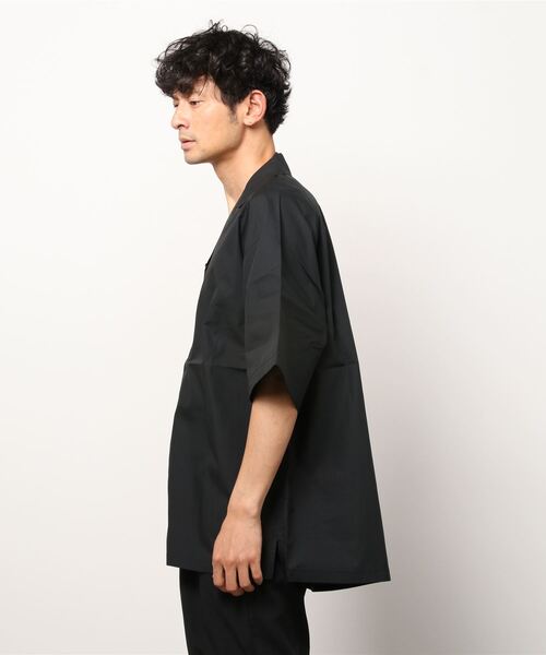 FORTUNA HOMME（フォルトゥナオム）の「FORTUNAHOMME Opencollar PO-Shirt（シャツ/ブラウス・メンズ・ブラック/ホワイト・2/1）」の9枚目の写真