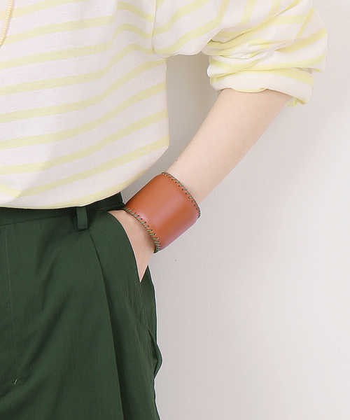 IENA(イエナ)の「【LEFIJE/レフィージェ】レザーブレスレット(ブレスレット・レディース・ベージュ/キャメル・FREE)」の2枚目の写真