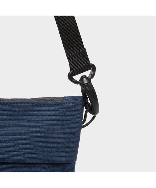 AIGLE（エーグル）の「リサイクルナイロン コンパクト サコッシュ（ショルダーバッグ・レディース・ブルー/アイボリー/ダークネイビー・FREE）」の19枚目の写真