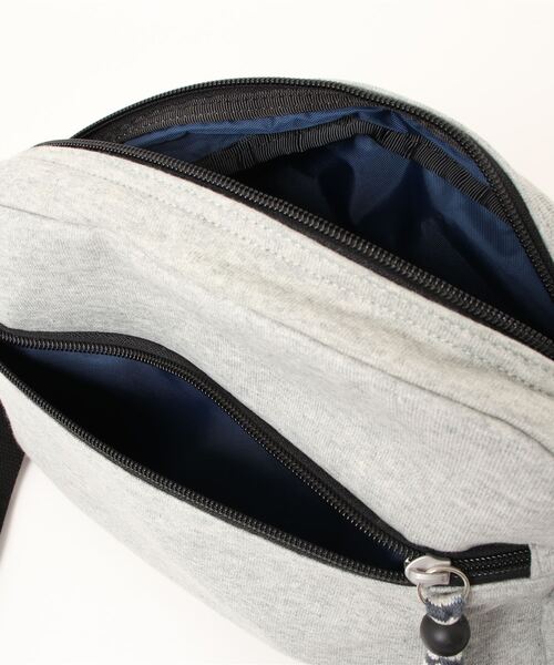 CHUMS（チャムス）の「【CHUMS/チャムス】 Small Trapezoid Shoulder Sweat（ショルダーバッグ・レディース・グリーン/その他1/その他2/その他3/ベージュ/グレー/ブラック・FREE）」の13枚目の写真