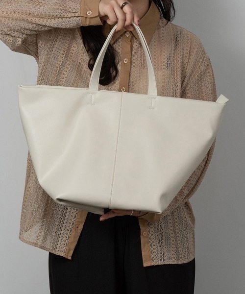 lawgy(ラウジー)の「deformation 2way tote bag(トートバッグ・レディース・ブラック/カーキ/アイボリー・FREE)」の2枚目の写真
