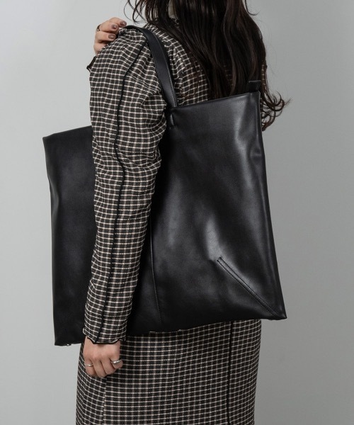 lawgy(ラウジー)の「deformation 2way tote bag(トートバッグ・レディース・ブラック/カーキ/アイボリー・FREE)」の3枚目の写真