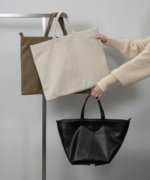 lawgy(ラウジー)の「deformation 2way tote bag(トートバッグ・レディース・ブラック/カーキ/アイボリー・FREE)」の5枚目の写真