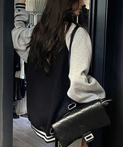 DAY CLOSET(デイ クローゼット)の「レディース ルーズシルエット刺繍ロゴスタジャン(スタジャン・レディース・ブラック/ネイビー・ONE SIZE)」の4枚目の写真