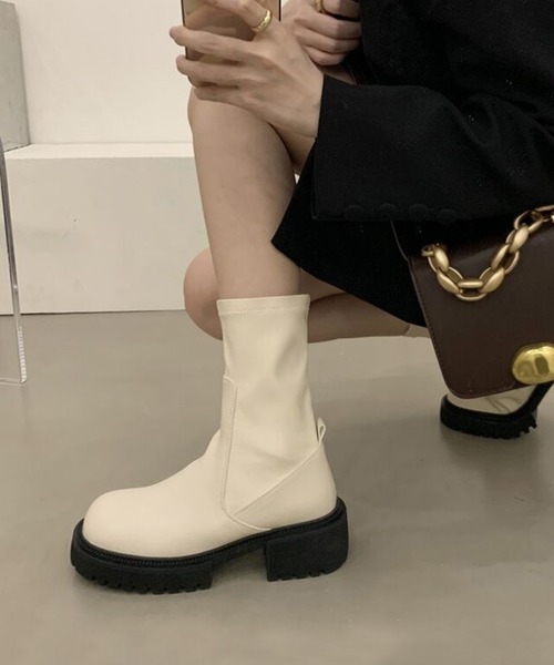 Lace Ladies（レースレディース）の「トラックソール厚底ショートブーツ（ブーツ・レディース・アイボリー/ブラック・23.5/24/ 25/23/24.5/22.5）」の2枚目の写真