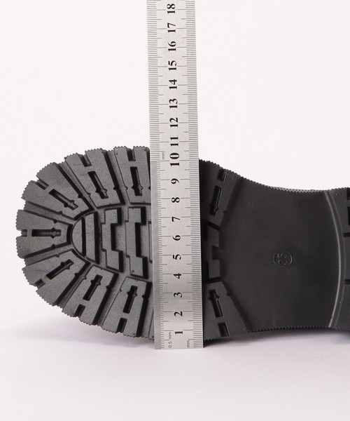 Lace Ladies（レースレディース）の「トラックソール厚底ショートブーツ（ブーツ・レディース・アイボリー/ブラック・23.5/24/ 25/23/24.5/22.5）」の4枚目の写真