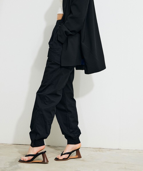 Maisones.(メゾネス)の「Button flap Trousers | ボタンフラップ パンツ(カーゴパンツ・レディース・ピンク/オフホワイト/ブラック・1/2)」の7枚目の写真