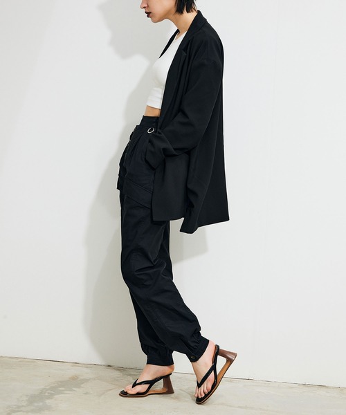 Maisones.(メゾネス)の「Button flap Trousers | ボタンフラップ パンツ(カーゴパンツ・レディース・ピンク/オフホワイト/ブラック・1/2)」の4枚目の写真