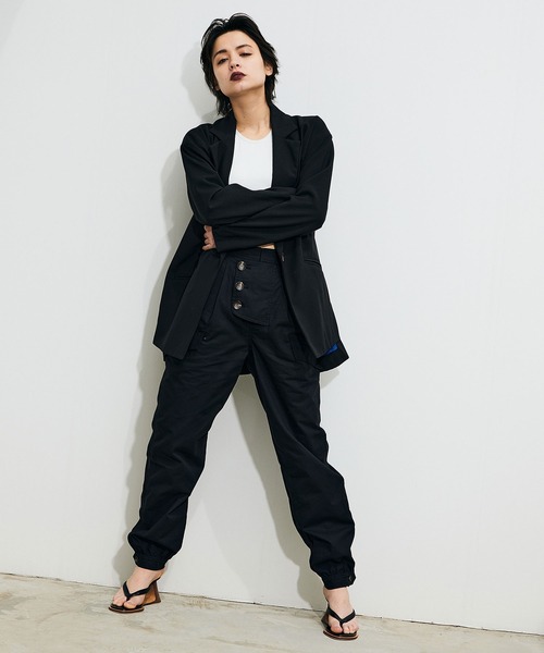 Maisones.(メゾネス)の「Button flap Trousers | ボタンフラップ パンツ(カーゴパンツ・レディース・ピンク/オフホワイト/ブラック・1/2)」の8枚目の写真