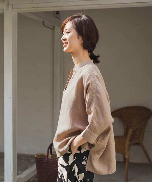 URBAN RESEARCH DOORS（アーバンリサーチドアーズ）の「リネンショルダーレーススキッパーブラウス（シャツ/ブラウス・レディース・ブラック/オフホワイト/モカ・MEDIUM）」の21枚目の写真