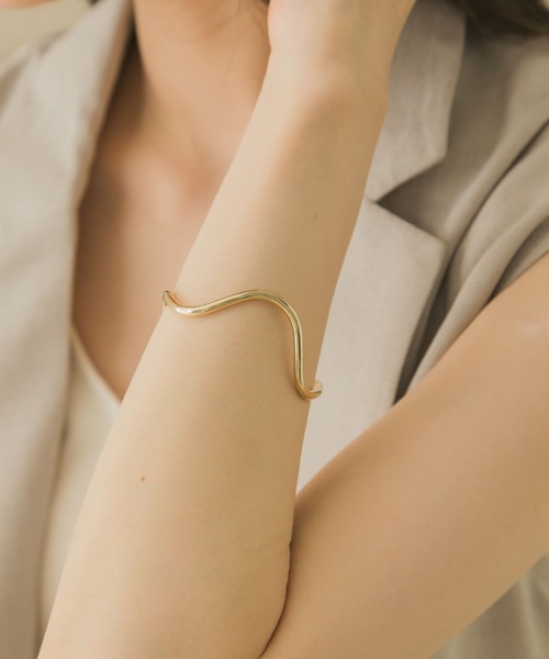 SMELLY（スメリー）の「ウェーブラインバングル（バングル/リストバンド・レディース・ゴールド・-）」の3枚目の写真