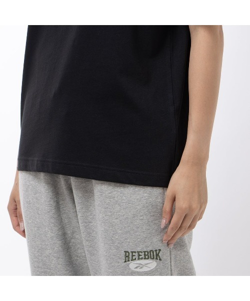 Reebok（リーボック）の「アーカイブ ロゴ Tシャツ / CL AE ARCHIVE SM LOGO TEE（Tシャツ/カットソー・レディース・ブラック/オフホワイト/ピンクベージュ・MEDIUM/LARGE/SMALL/XX-LARGE/X-LARGE）」の6枚目の写真