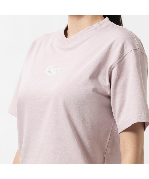 Reebok（リーボック）の「アーカイブ ロゴ Tシャツ / CL AE ARCHIVE SM LOGO TEE（Tシャツ/カットソー・レディース・ブラック/オフホワイト/ピンクベージュ・MEDIUM/LARGE/SMALL/XX-LARGE/X-LARGE）」の15枚目の写真