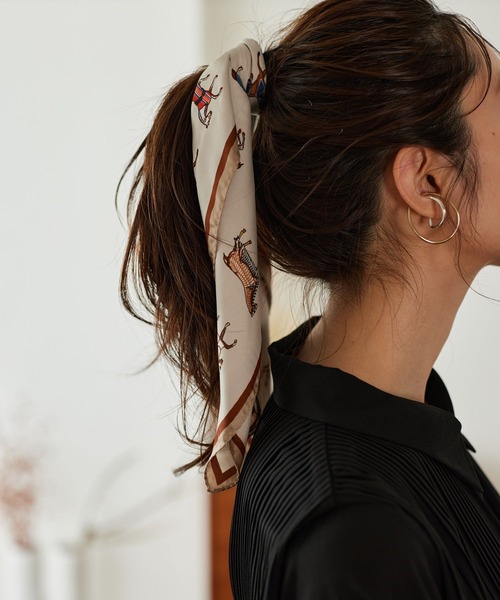 Andemiu（アンデミュウ）の「【新色追加】フォールプリントスカーフ983168（バンダナ/スカーフ・レディース・グリーン/ブラック/ベージュ/オフホワイト/ピンク/イエロー/ブルー・FREE）」の4枚目の写真