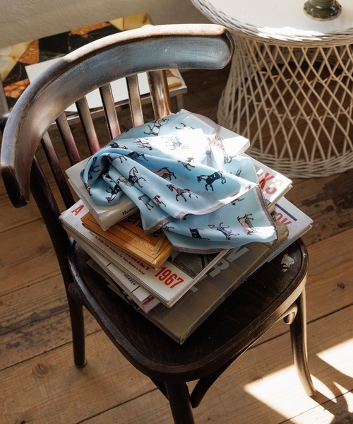 Andemiu（アンデミュウ）の「【新色追加】フォールプリントスカーフ983168（バンダナ/スカーフ・レディース・グリーン/ブラック/ベージュ/オフホワイト/ピンク/イエロー/ブルー・FREE）」の5枚目の写真