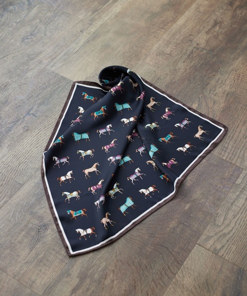 Andemiu（アンデミュウ）の「【新色追加】フォールプリントスカーフ983168（バンダナ/スカーフ・レディース・グリーン/ブラック/ベージュ/オフホワイト/ピンク/イエロー/ブルー・FREE）」の3枚目の写真