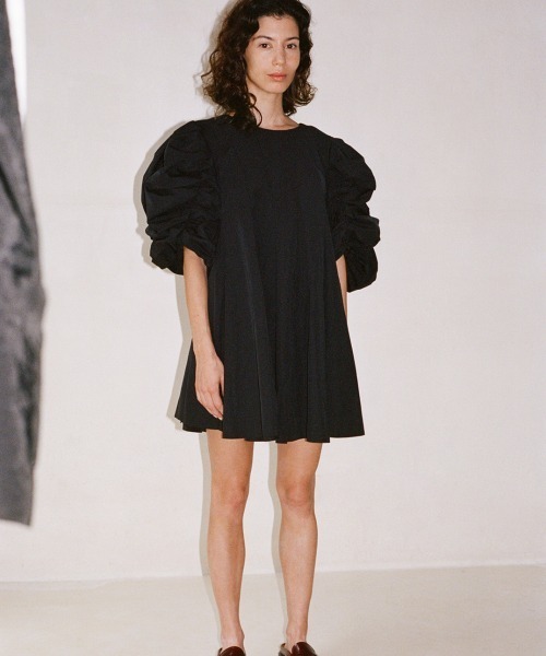 leinwande（ラインヴァンド）の「【leinwande（ラインヴァンド）】Bubble Sleeve Mini Dress（ドレス・レディース・ベージュ・FREE）」の4枚目の写真