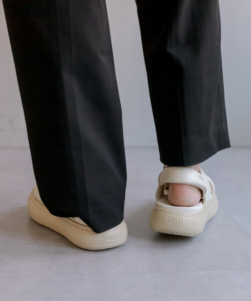 ear PAPILLONNER(イアパピヨネ)の「【PUMA(プーマ)】Mayu Puffy Sandals Wns/厚底サンダル(サンダル・レディース・ホワイト/ブラック・23cm/25cm/24cm)」の4枚目の写真