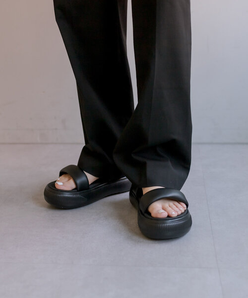 ear PAPILLONNER(イアパピヨネ)の「【PUMA(プーマ)】Mayu Puffy Sandals Wns/厚底サンダル(サンダル・レディース・ホワイト/ブラック・23cm/25cm/24cm)」の21枚目の写真