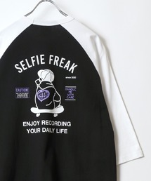 TIMELY WARNING（タイムリーワーニング）の「Timely Warning Selfie Freak /タイムリーワーニング セルフ フリーク スケーターイラスト バックプリント オーバーサイズ ラグラン半袖Tシャツ ルーズ レディース メンズ（Tシャツ/カットソー・メンズ）」