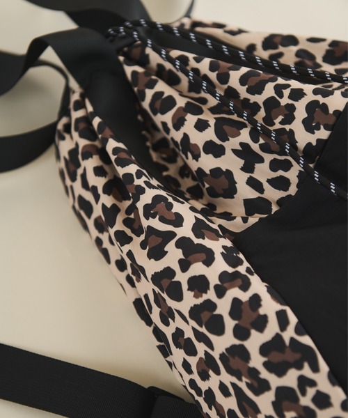 MERLOT（メルロー）の「【A4サイズ収納可能】【バッグパック、トートバッグの2way】バイカラー2wayバッグ（トートバッグ・レディース・グリーン/レオパード・FREE）」の3枚目の写真