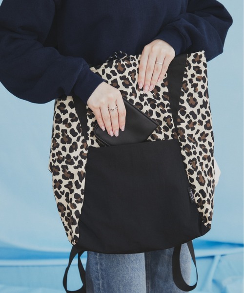 MERLOT（メルロー）の「【A4サイズ収納可能】【バッグパック、トートバッグの2way】バイカラー2wayバッグ（トートバッグ・レディース・グリーン/レオパード・FREE）」の9枚目の写真