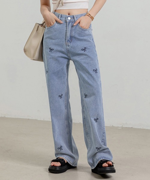 DAY CLOSET(デイ クローゼット)の「レディース フロント刺繍ストレートデニムパンツ(デニムパンツ・レディース・ブルー/ブルー系その他・S/M/L/XL)」の1枚目の写真