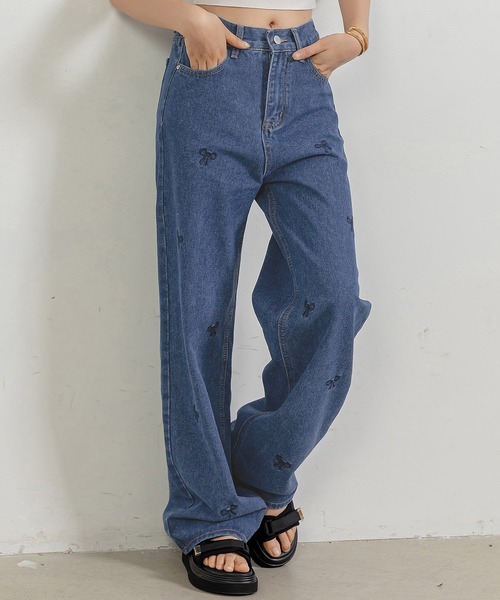 DAY CLOSET(デイ クローゼット)の「レディース フロント刺繍ストレートデニムパンツ(デニムパンツ・レディース・ブルー/ブルー系その他・S/M/L/XL)」の2枚目の写真