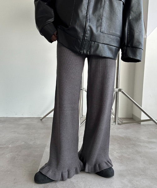 apres jour mignon（アプレジュールミニョン）の「裾フリルリブニットパンツ【ZOZOTOWN限定アイテム】（その他パンツ・レディース・ブラック/アイボリー/ブルー/オレンジ系その他/チャコールグレー/マスタード・X-LARGE/MEDIUM/SMALL）」の3枚目の写真