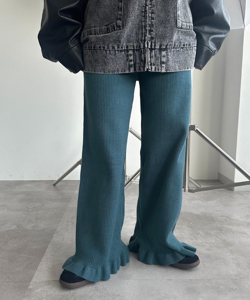 apres jour mignon（アプレジュールミニョン）の「裾フリルリブニットパンツ【ZOZOTOWN限定アイテム】（その他パンツ・レディース・ブラック/アイボリー/ブルー/オレンジ系その他/チャコールグレー/マスタード・X-LARGE/MEDIUM/SMALL）」の4枚目の写真