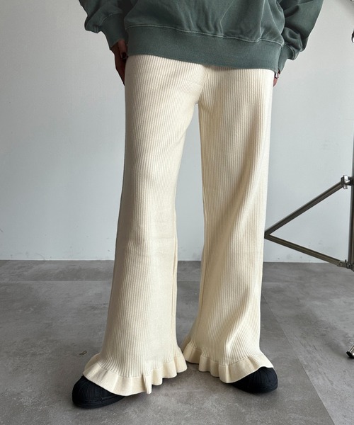 apres jour mignon（アプレジュールミニョン）の「裾フリルリブニットパンツ【ZOZOTOWN限定アイテム】（その他パンツ・レディース・ブラック/アイボリー/ブルー/オレンジ系その他/チャコールグレー/マスタード・X-LARGE/MEDIUM/SMALL）」の2枚目の写真