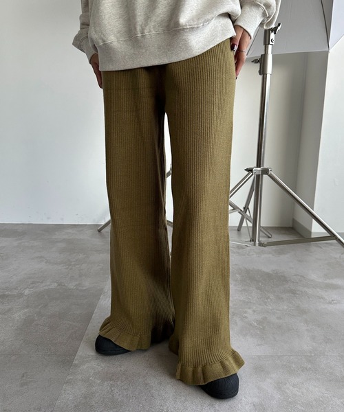 apres jour mignon（アプレジュールミニョン）の「裾フリルリブニットパンツ【ZOZOTOWN限定アイテム】（その他パンツ・レディース・ブラック/アイボリー/ブルー/オレンジ系その他/チャコールグレー/マスタード・X-LARGE/MEDIUM/SMALL）」の5枚目の写真