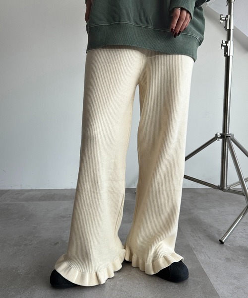 apres jour mignon（アプレジュールミニョン）の「裾フリルリブニットパンツ【ZOZOTOWN限定アイテム】（その他パンツ・レディース・ブラック/アイボリー/ブルー/オレンジ系その他/チャコールグレー/マスタード・X-LARGE/MEDIUM/SMALL）」の8枚目の写真