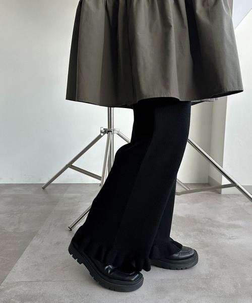 apres jour mignon（アプレジュールミニョン）の「裾フリルリブニットパンツ【ZOZOTOWN限定アイテム】（その他パンツ・レディース・ブラック/アイボリー/ブルー/オレンジ系その他/チャコールグレー/マスタード・X-LARGE/MEDIUM/SMALL）」の16枚目の写真